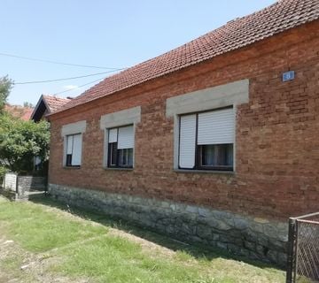 Prodajem kuću s velikom okućnicom i dva jutra zemlje - cover