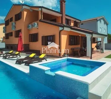 Istra,Pula prekrasna vila veličine 380 m2 s bazenom i uhodanim apartma - cover