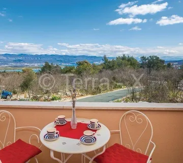 Krk, Čižići, 4-sobni dvoetažni apartman, parkirno mjesto, loggia, vrt - cover