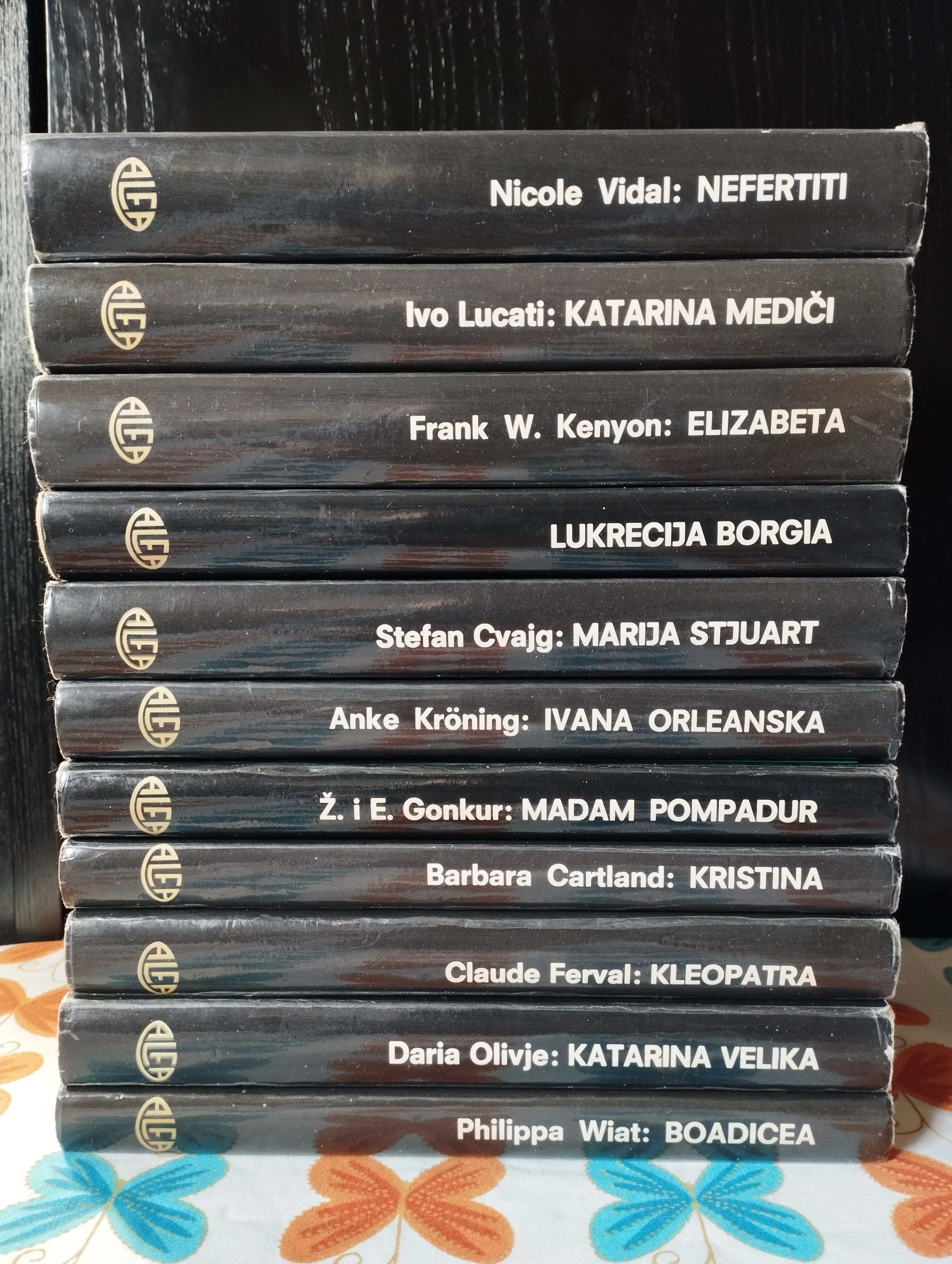 One su vladale svijetom, lot od 11 naslova - cover