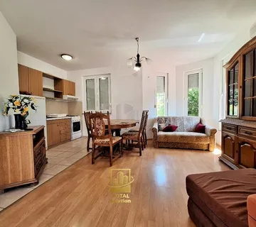 Pakoštane, trosobni apartman 56 m2, visoko prizemlje, 400 m od mora