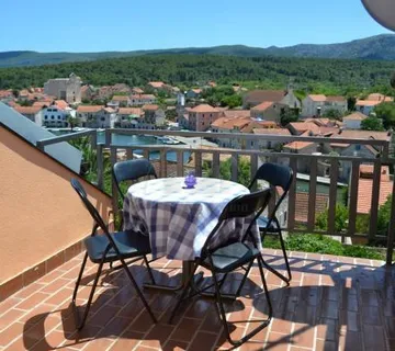 Hvar- Vrboska, kuća 200 m2, 100 m od mora, 4 apartmana