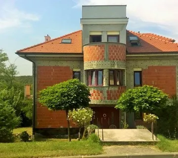 Zagreb, Podsljeme, djelomično dovršena vila poršine 650 m2 na parceli 3500 m2