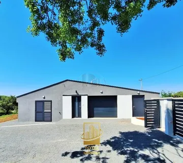 Istra, Barban, 1.5km od mora, kuća 160 m2 sa bazenom, okućnica 1200 m2 (prodaja)