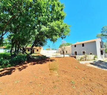 Istra, Barban, 1.5 km od mora, kuće 200 m2 sa bazenom okućnica 1640 m2 (prodaja)