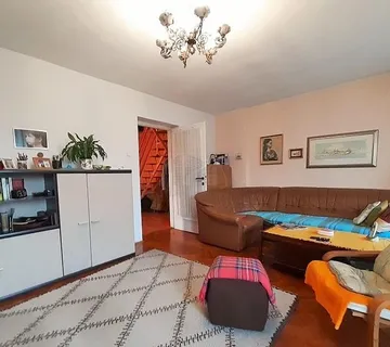Zagreb, Maksimir- Lašćina, odlična lokacija, kuća površine 194 m2, 250 m od Petrove ulice i 500 m od Maksimirske ulice