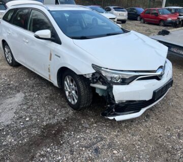 Toyota Auris 1,8 automatik hybrid - cover