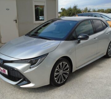 Toyota Corolla 1,8 VVT-i HYBRID automatik - cover