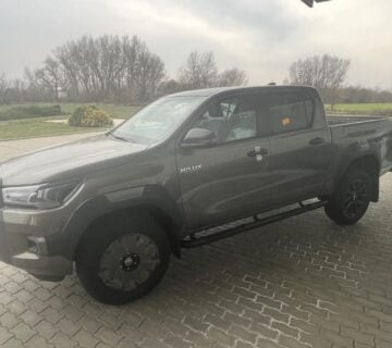 Toyota Hilux invincible automatik - cover