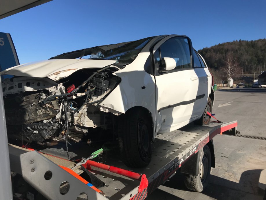 toyota-yaris-1-3-vvt-37-000-km-dijelovi-slika-108820284