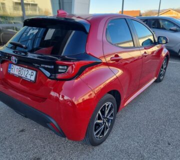 Toyota Yaris 1,5 hybrid Sport..niska km,nije uvoz,top stanje,garancija - cover