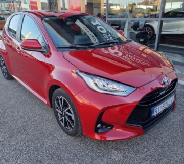 Toyota Yaris 1,5 hybrid Sport..niska km,nije uvoz,top stanje,garancija - cover