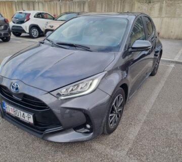 Toyota Yaris 1,5 hybrid Sport..niska km,nije uvoz,top stanje,garancija - cover