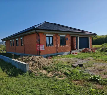 SPLITSKA (BUDAINKA) - roh-bau prizemnica 165 m2 + pom. zgrada 23 m2 - cover