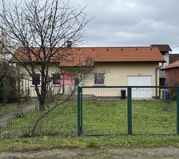 M. UJEVIĆA dvorišna prizemnica, 40 m2, garaža, centr. plin. - cover