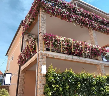 Vodice kuća sa 5 apartmana - cover