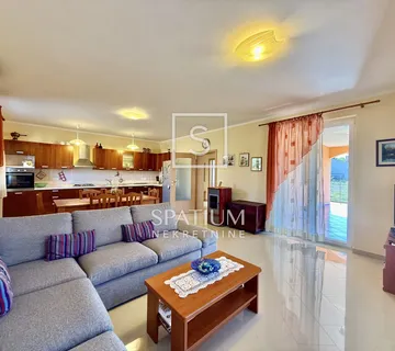 LABIN, SAMO KOD NAS - SAMOSTOJEĆA KUĆA S LIJEPOM OKUĆNICOM I GARAŽOM - cover