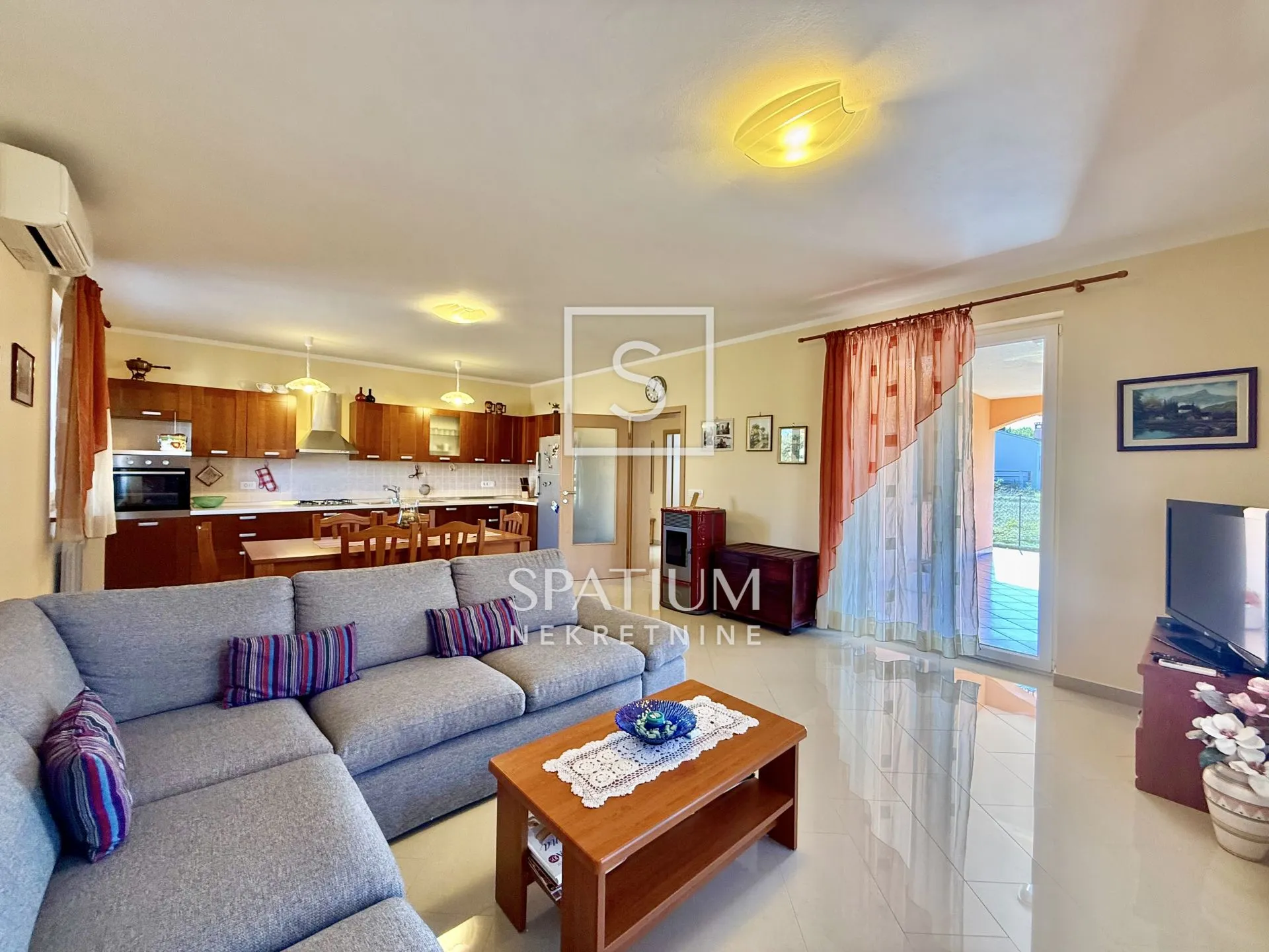 LABIN, SAMO KOD NAS - SAMOSTOJEĆA KUĆA S LIJEPOM OKUĆNICOM I GARAŽOM - cover