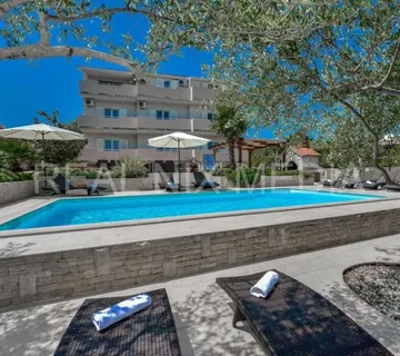 Kukljica-VILLA SA 8 APARTMANA! BAZEN! UREĐENA OKUĆNICA 1700 m2! - cover