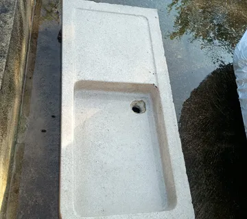 stari kameni škaf - sudoper - cover