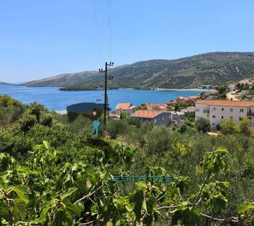 Marina, prostrana zemljišna čestica s prekrasnim pogl. na more, 910 m2 - cover