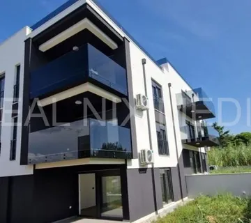 Privlaka-USELJIVO! APARTMAN 1. KAT! 70 m do mora! - cover