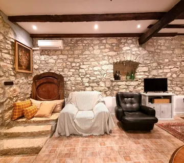 Poreč, okolica, kamena kuća u nizu sa 2 stana - cover