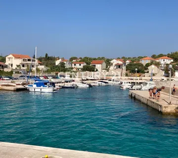 PRVI RED DO MORA! Kuća s 3 apartmana i 1.806 m² zemljišta na Drveniku Malom - Drvenik Mali, Trogir