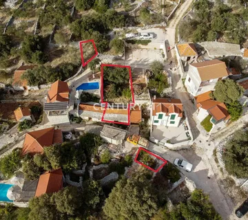 Stara kamena kuća s dvorištem i zemljištem – Vinišće - cover