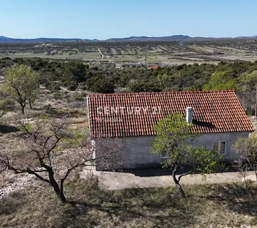 PRIZEMNICA  + 3000 m² GRAĐEVINSKOG ZEMLJIŠTA – BLIZINA NP KRKA - cover