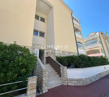 Dvosoban stan sa terasom i pogledom na more 56 m², Novalja