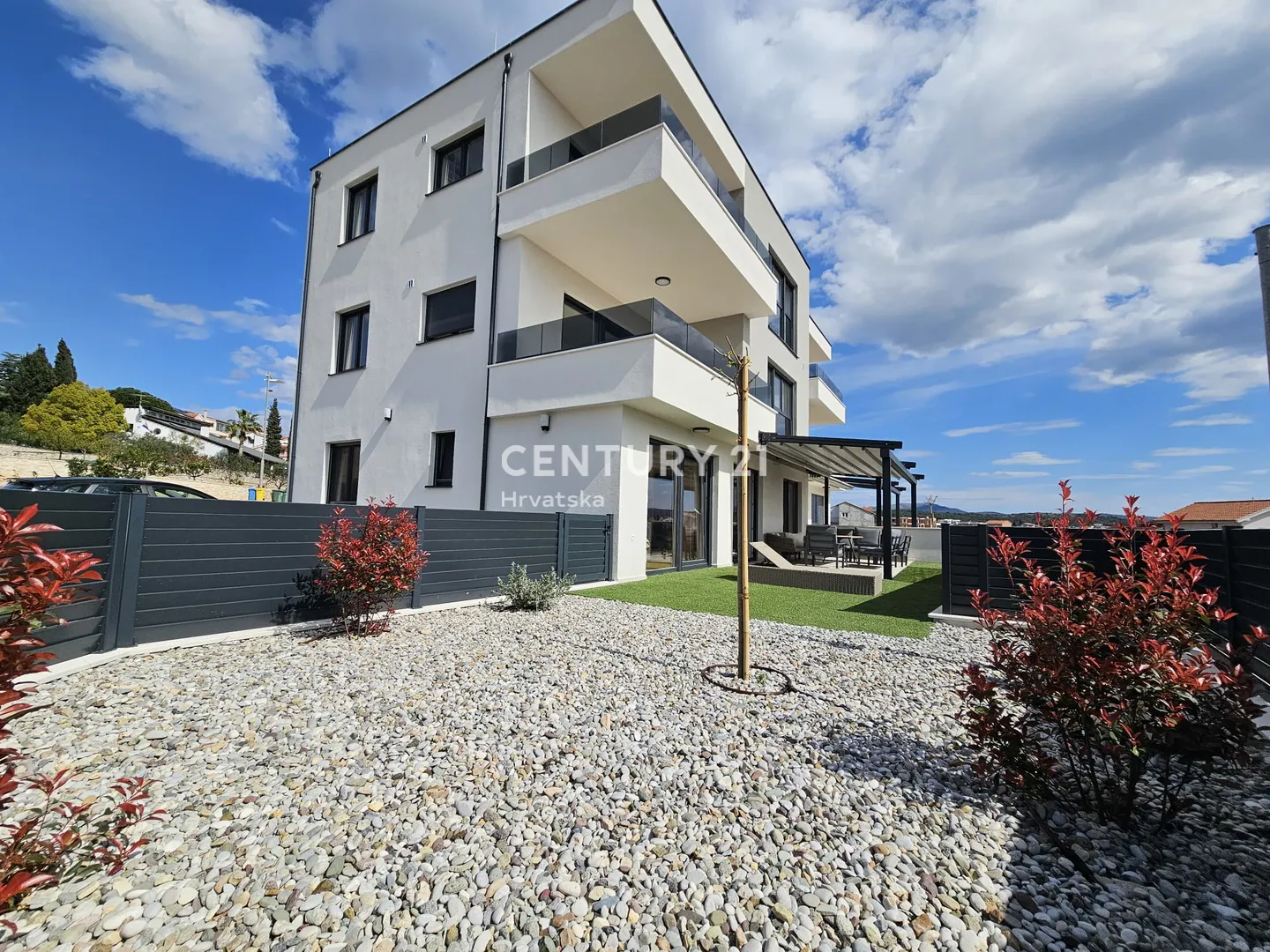 Apartman u prizemlju (vrt 91 m/2) u novoizgrađenoj zgradi  Brodarica - cover