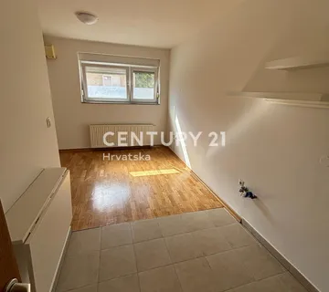Bjelovar – Centar | 2-sobni stan od 35 m² | Prizemlje | Pogodno za invalide | Vlastiti parking | Renovirano | 139.000 €