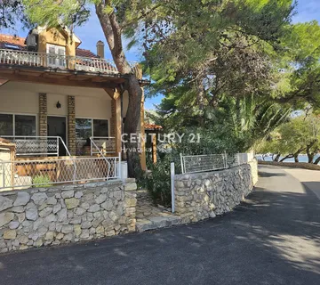 KUĆA PRVI RED DO MORA | 2 APARTMANA | 400 m² ČESTICA | VEZ ZA BROD - cover