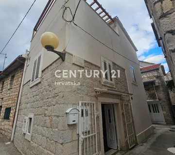 Renovirana kamena kuća u nizu u centru Kaštel Lukšića 480.000 eur - cover