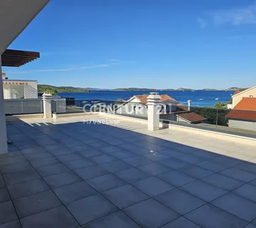 Predivan trosoban stan drugi red do mora s krovnim terasama  (107,81 m/2) - cover
