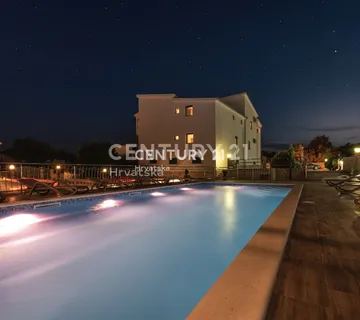 APARTMANSKA KUĆA SA BAZENOM -VINIŠĆE-PRODAJA - cover