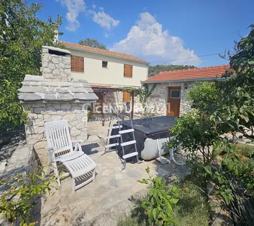Renovirana kamena dalmatinska kuća u mirnom dijelu Vinišća cca 650 m od mora - Vinišće, Marina