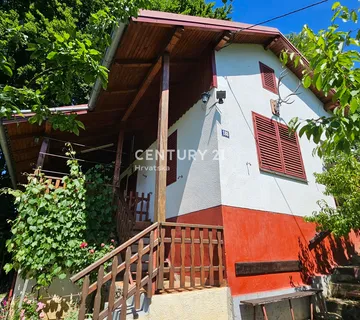 Halić | Kuća za odmor 126 m² + vinograd + terasa | Okućnica 1.342 m² | Zelena oaza | Potpuno opremljeno | 65.000 € - Varaždin Breg, Gornji Kneginec