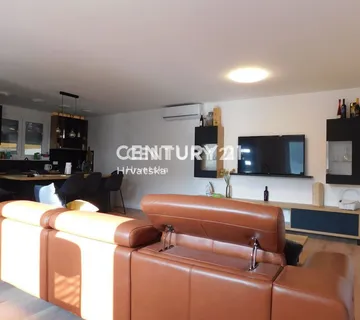 Dva odvojena stana 80m2 i 75m2 VODICE-350.000 eura