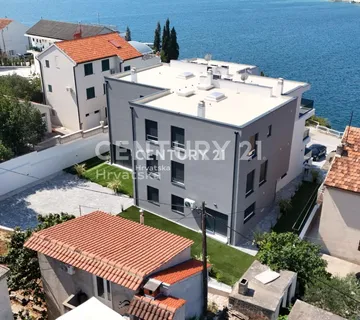 Apartman u prizemlju - Prvi red do mora, Brodarica, Šibenik