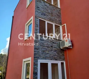 Palit (otok Rab) – Vila Palit | Dvosobni apartman 52 m² + lođa 9 m² | Prizemlje | 2011. god. | Energetski razred A - cover
