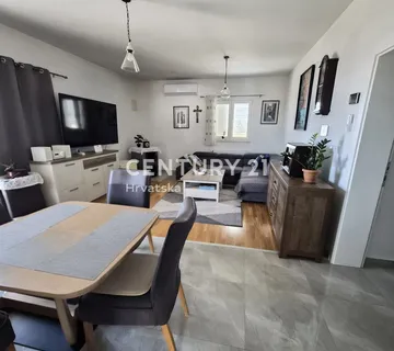 Vodice – kuća novogradnja, 2 stana + garaža, velika okućnica, pogled - cover