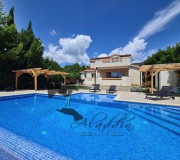 Kaštel Štafilić, vila s velikim bazenom i pogledom na more, 282 m2 (prodaja) - cover
