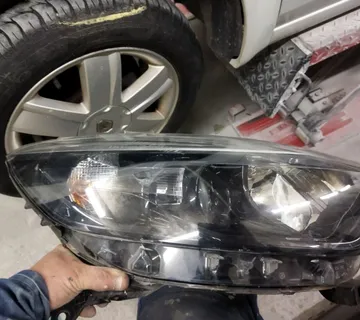 RENAULT CAPTUR 2016 PREDNJI DESNI FAR - cover