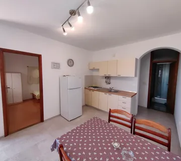 Prodaje se kuča sa 7 apartmana  u Staroj Novalji - cover