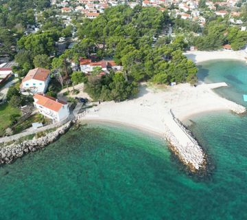 JEDINSTVENA NEKRETNINA NA OTOKU KRKU - KUĆA U PRVOM REDU DO MORA I PLAŽE - cover