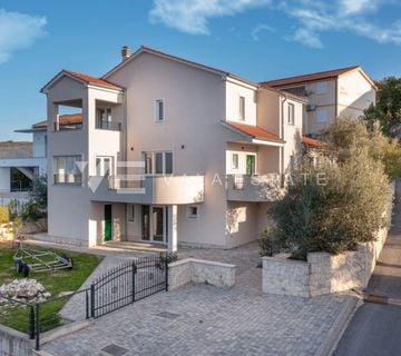 NOVA MEDITERANSKA KUĆA SA TRI APARTMANA I OTVORENIM POGLEDOM NA MORE - cover