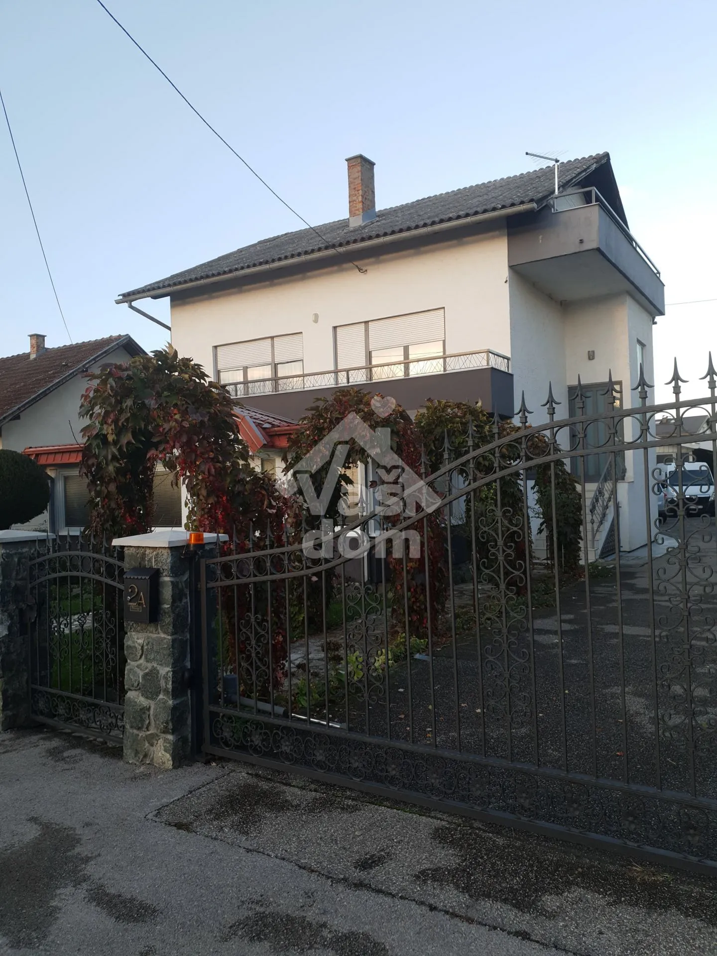 IVANIĆ GRAD, NOVOSELEC, KUĆA 245 m2 s POSLOVNIM PROSTOROM  270 m2 - cover