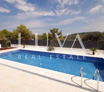 Šolta, Rogač, luksuzna vila s bazenom uz more na prodaju - cover